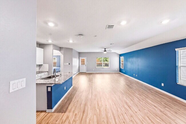 Building Photo - NO CARPET! Up to 1 Month Free Rent with 18-24 Month Lease! No Security Deposit Programs Available.