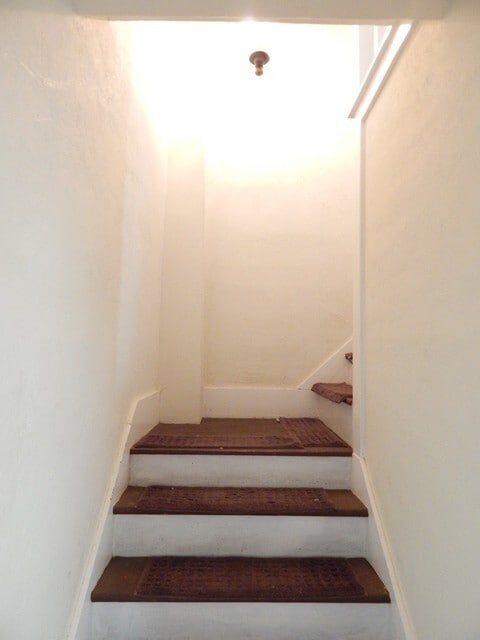 Building Photo - 2Bd/2Ba Two Story House - Available to View!