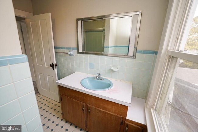 Building Photo - 305 E Pine St