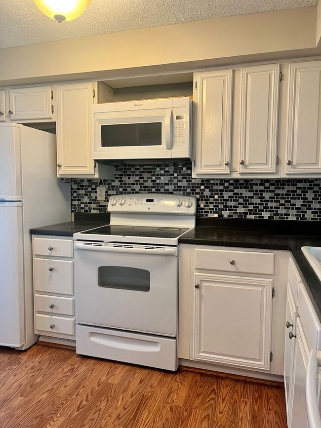 Building Photo - Charming 2 Bedroom/2 Bathroom in Laurel Valley!