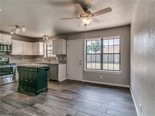 Building Photo - Spacious 4 Bedroom Home - Edmond Schools -...