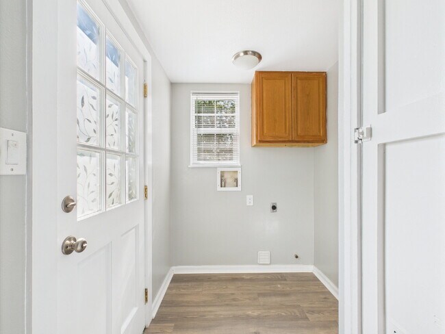 Building Photo - Gorgeous 4/3 in Quiet Neighborhood Utiliti...