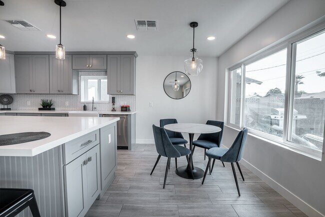 Building Photo - NO HOA Heated Pool-Gorgeous 3bed/2bath Home in Old Town Scottsdale