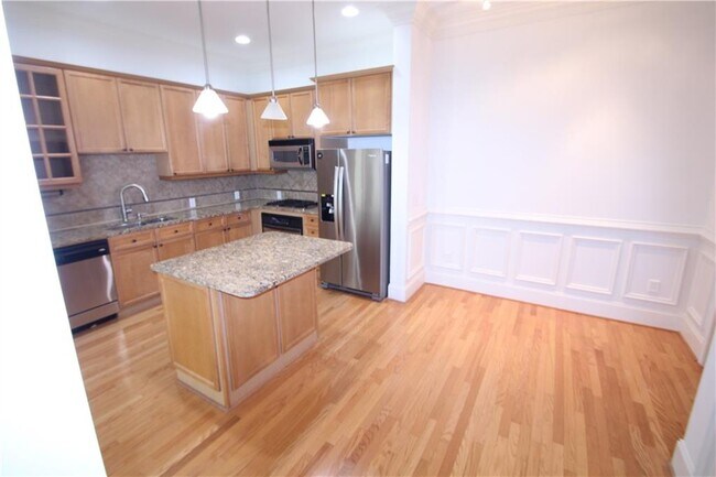 Building Photo - 11 Perimeter Center E