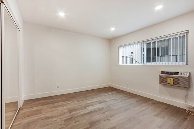 Building Photo - 1333 N Martel