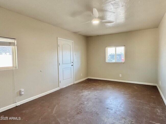 Building Photo - 731 W 12th Pl
