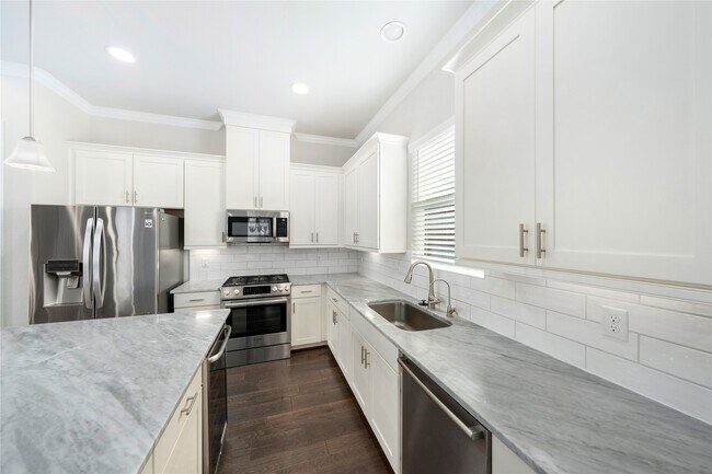 Building Photo - 420 W 28th St