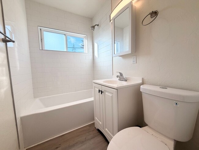 Building Photo - Bright 2 bed 1 bath in Pacific Beach