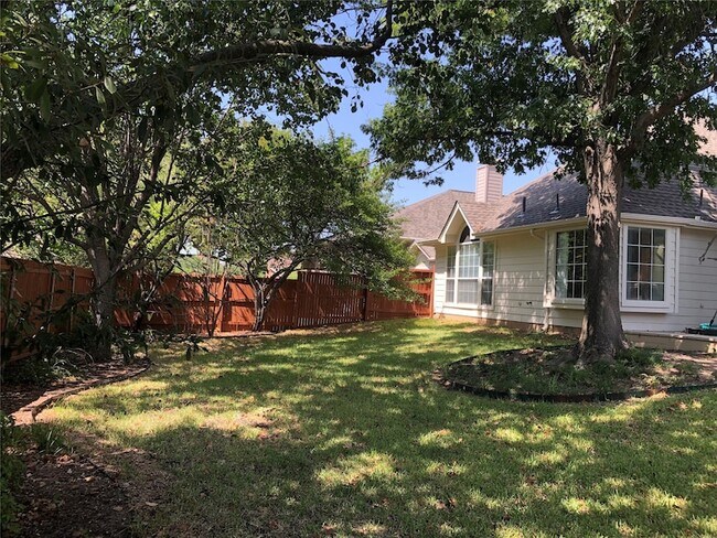 Building Photo - 2685 Hillside Dr
