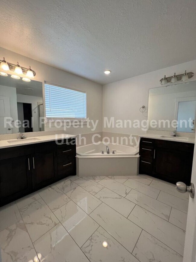 Building Photo - 10863 N Sandstone Way