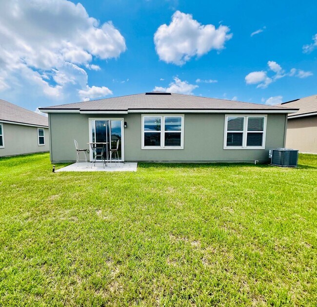 Building Photo - Available 11/1/24 Three bedroom two bath h...