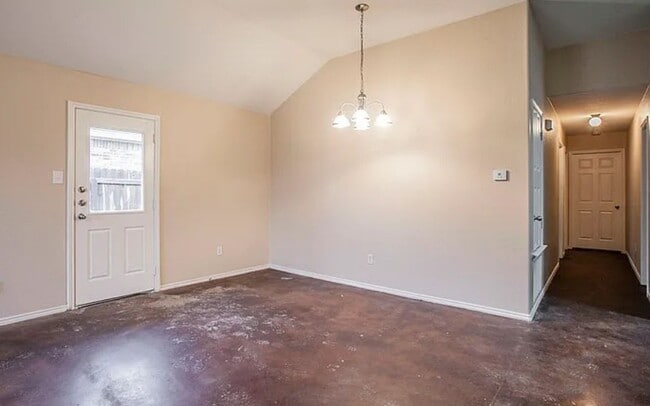 Building Photo - AVAILABLE NOW!