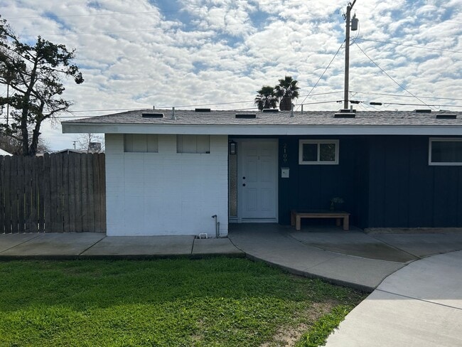 Building Photo - Updated in North Hanford