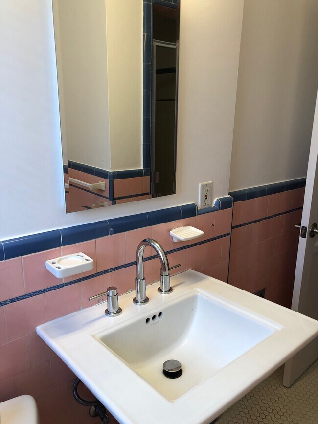 Building Photo - 1144 Rexford Dr