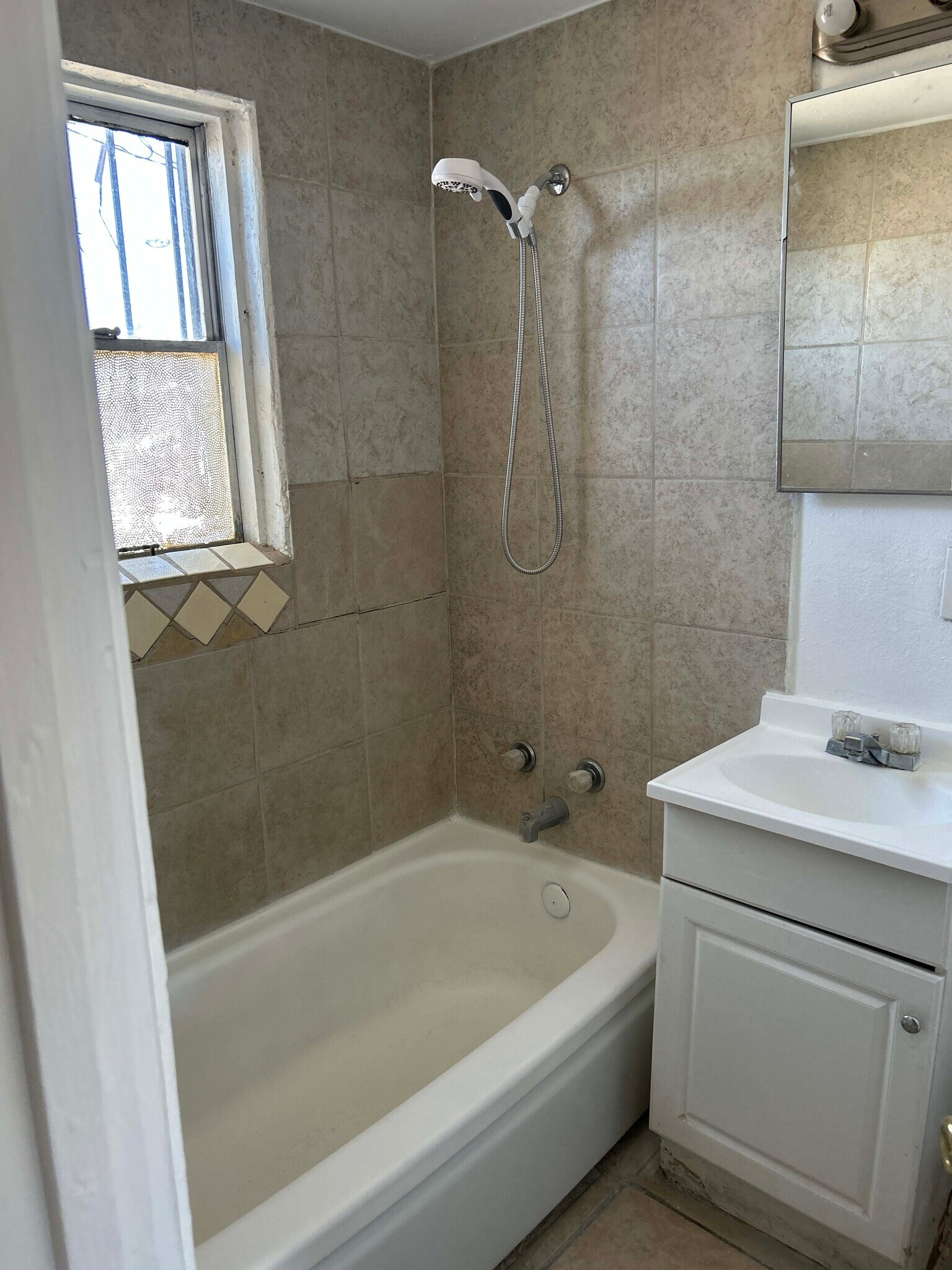 Building Photo - 1118 Laurel Ave