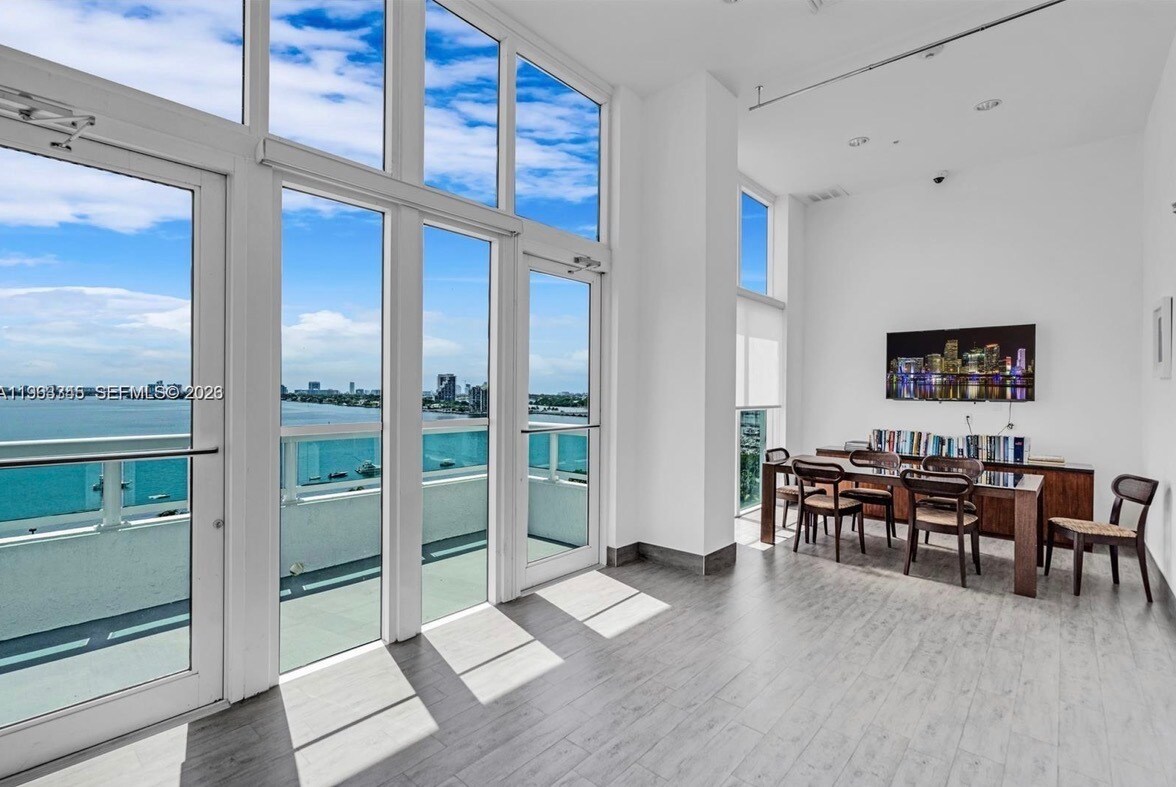 Building Photo - 1800 N Bayshore Dr