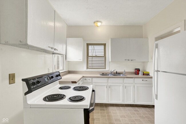 Building Photo - 628 N Riley Ave