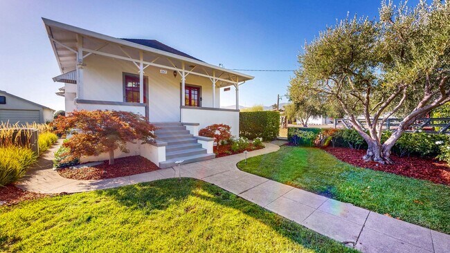 Building Photo - Charming 2 bedroom 1.5 bath plus office ho...