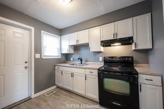 Building Photo - Cozy 2 Bedroom Apartment in Indianapolis w...