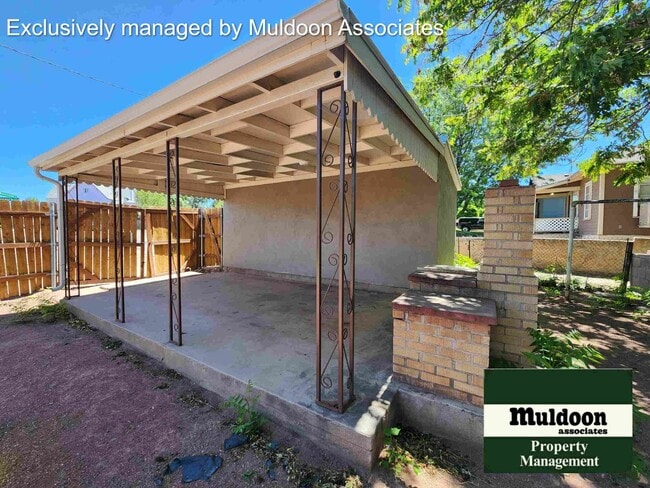 Building Photo - Great 2 bed 1 bath 1 car garage available now!