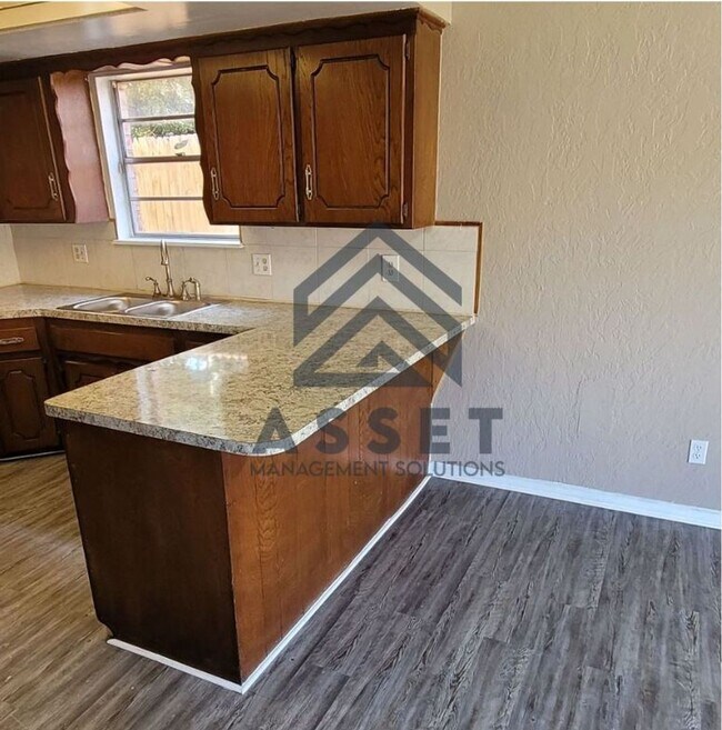 Building Photo - Charming 5 Bedroom House