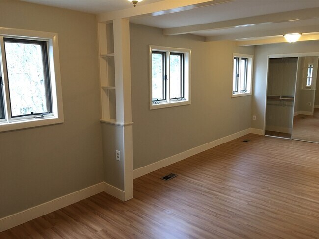 Building Photo - 13 Hemlock Rd