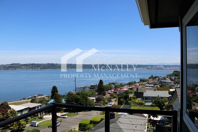 Building Photo - Panoramic Water View Home in Tacoma
