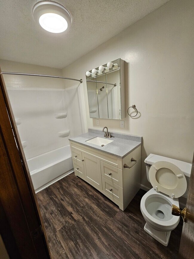 Building Photo - 1BR/1BA East Campus - Short Distance to Ca...