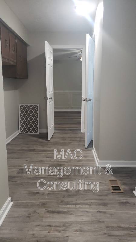 Building Photo - 1550 Lake Villa Cir