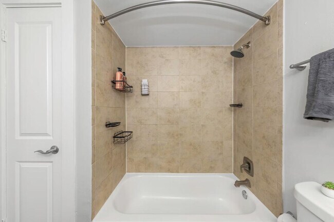 Building Photo - 4404 W Kennedy Blvd