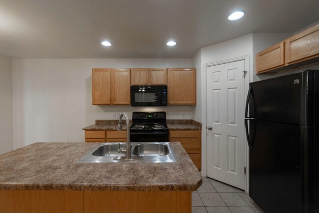 Building Photo - Hidden Valley Townhome For Rent!
