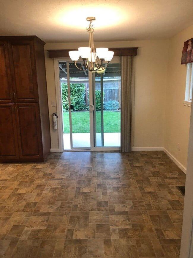 Building Photo - Spacious 3-bedroom, 2 bath home in SE Albany