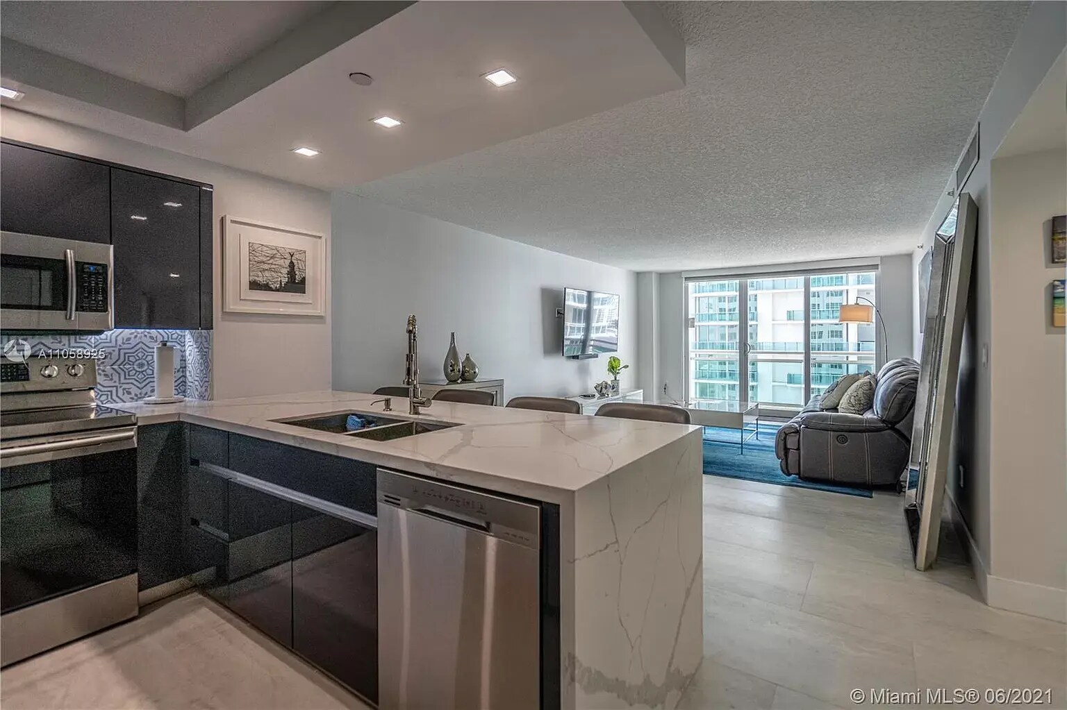 Building Photo - 6917 Collins Ave