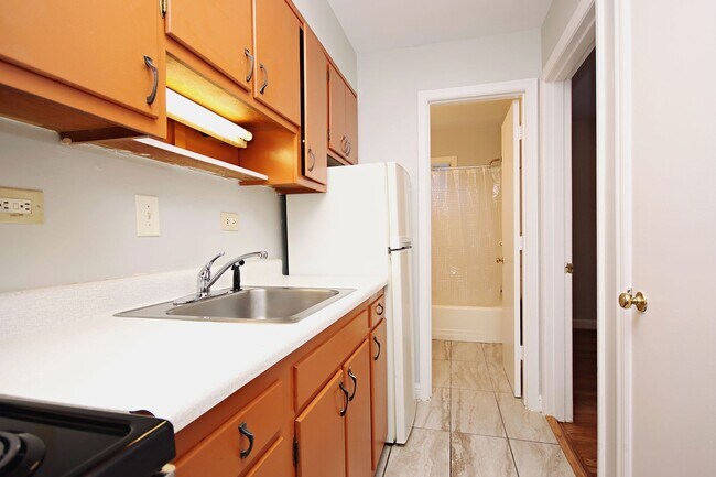 Building Photo - Student-Friendly Ground-Level Apartment Ne...