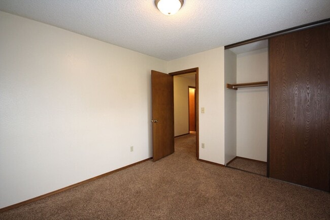 Building Photo - Beautiful 3 Bedroom Tri-Level Home In Federal Way!