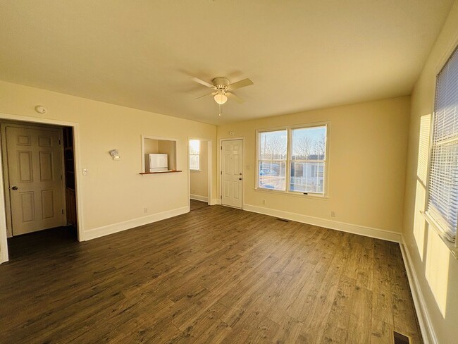 Building Photo - 2 Bedroom, 1 Bath Duplex