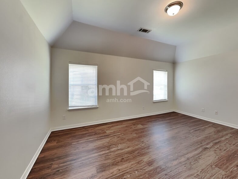 Building Photo - 3720 Drexel Dr