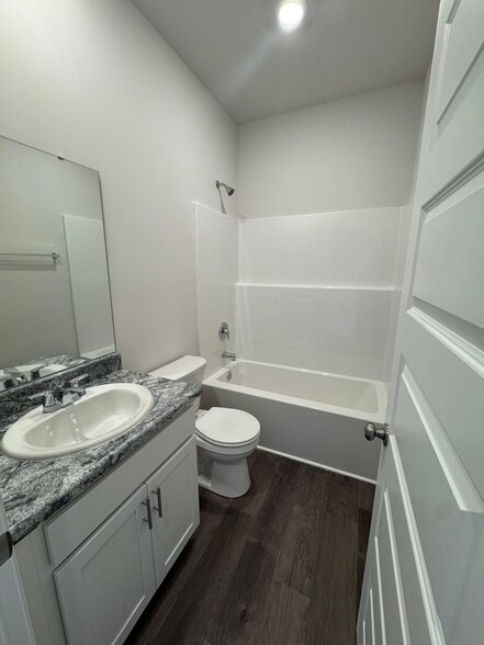 Building Photo - 518 N Pear St