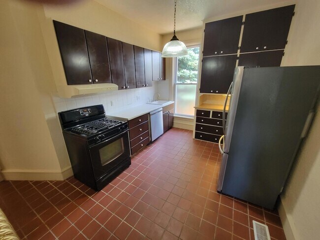 Building Photo - 508 Maple Ave