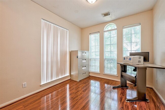 Building Photo - 6806 Rhodes Ct