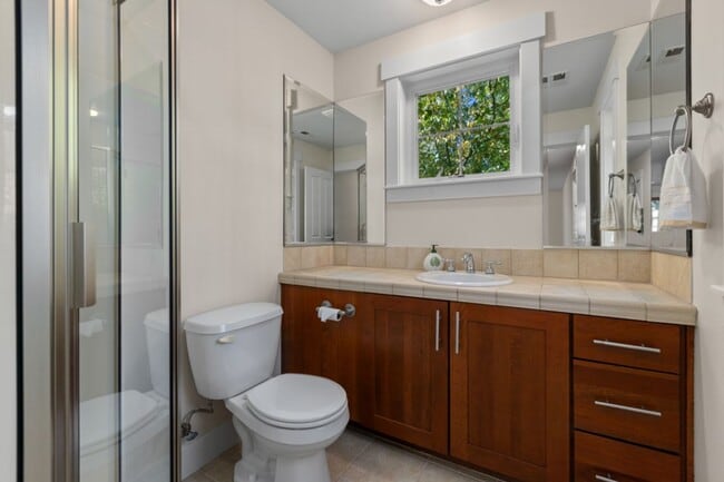 Building Photo - 2bd/1.75Ba Seattle Townhouse
