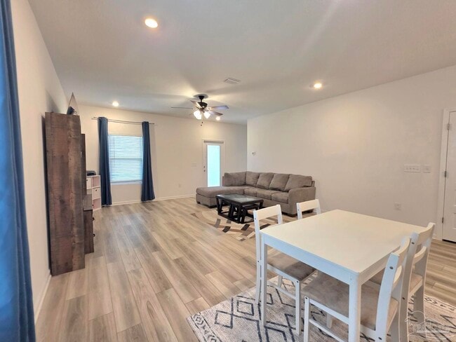 Building Photo - 6621 Sun Tree Cir