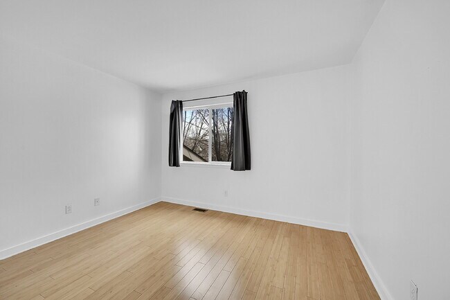 Building Photo - $2,295.95, 3-bed, 3-bath, located in Longmont with a washer and dryer and $300 off the first mont...