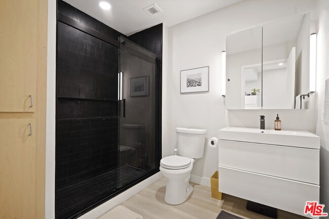 Building Photo - 630 W 6th St