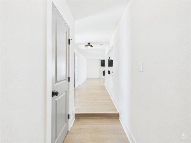 Building Photo - 9400 Longvale Dr