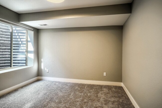 Building Photo - 3 bedroom / 3.5 bath Townhome + 2 Large Flex Spaces & Spacious Roof Top Deck!
