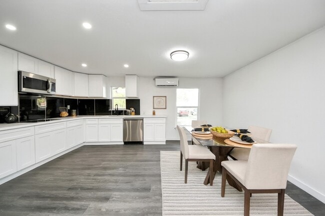 Primary Photo - 7640 Broadview Dr