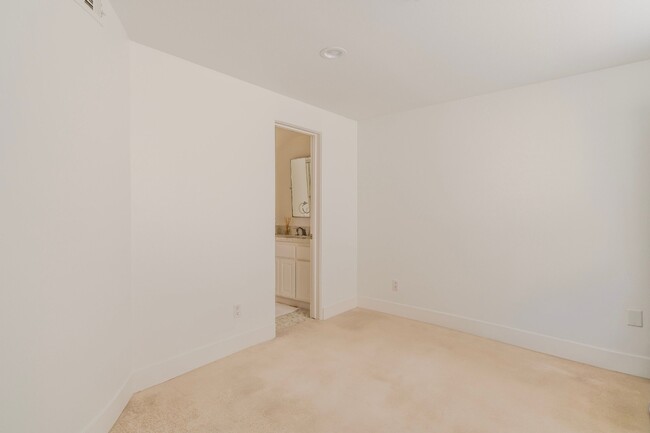 Building Photo - 300 19th St