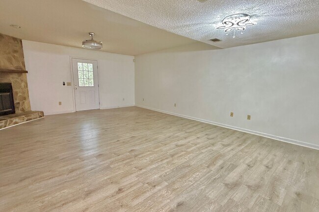 Building Photo - AVAILABLE END OF AUGUST 2026! (No pets preferred)