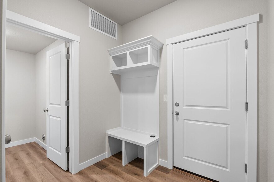 Building Photo - 350 High Point Dr